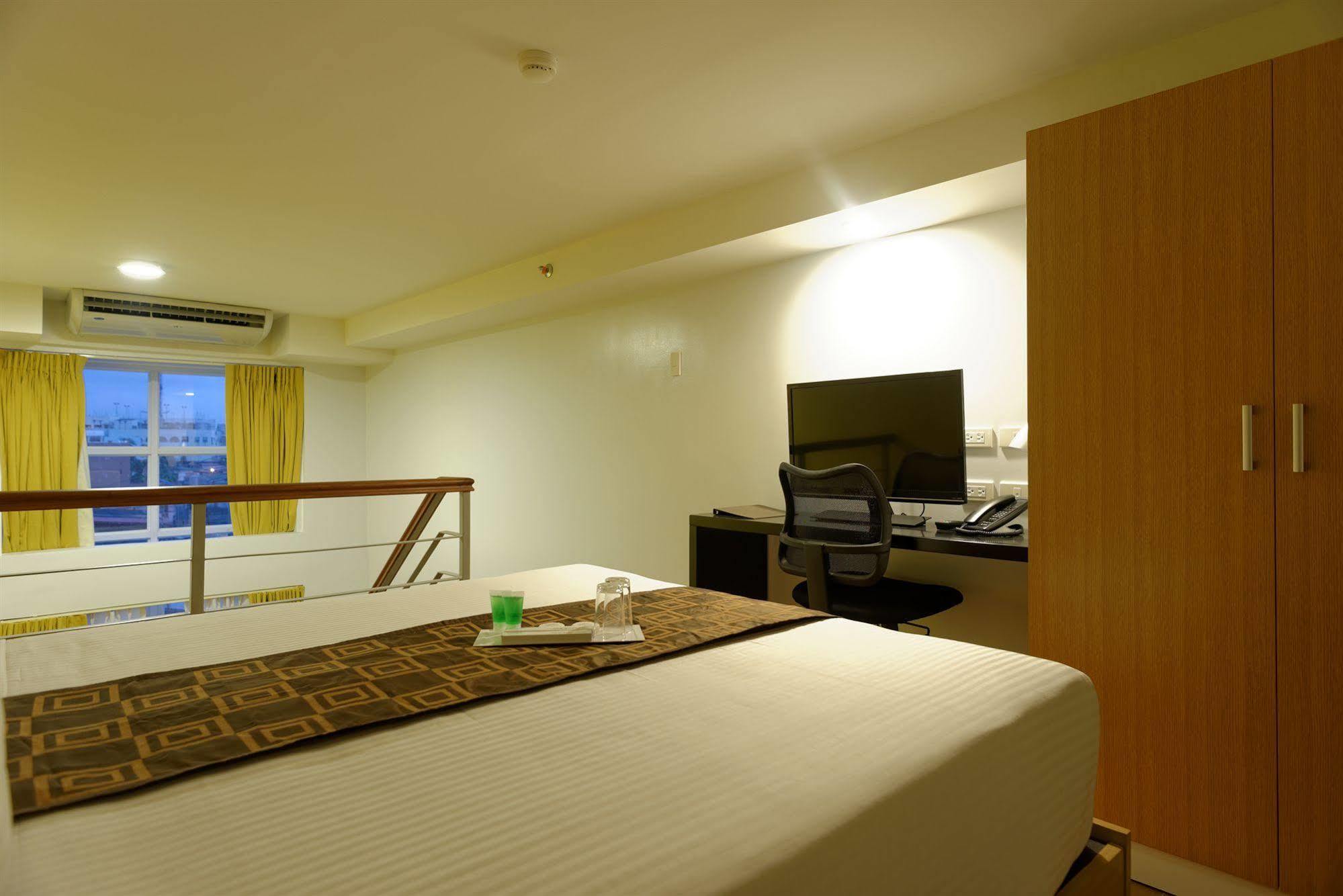 Aurumone Makati Suites マカティ エクステリア 写真