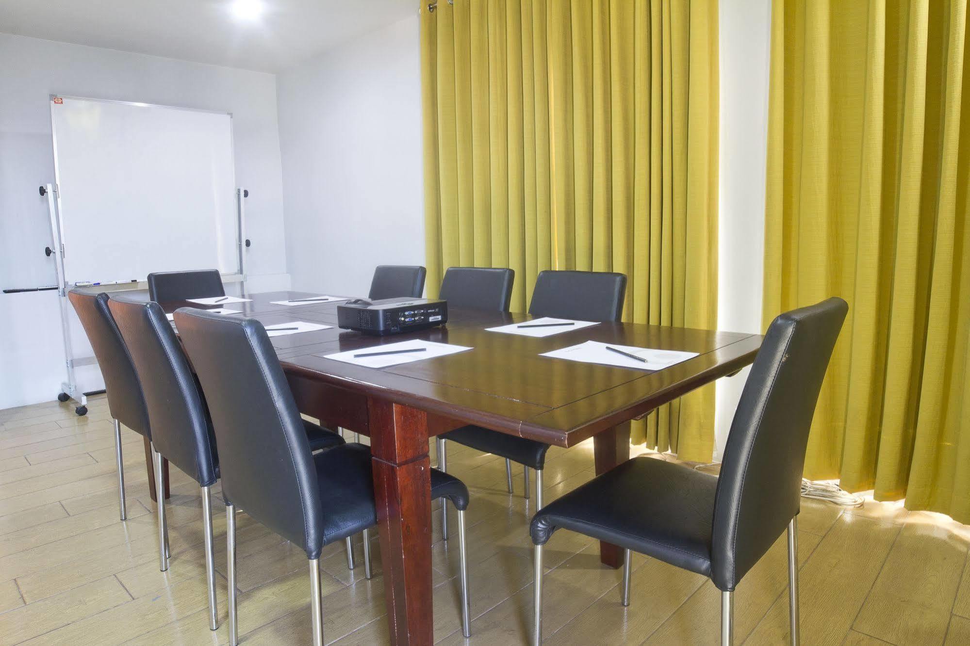 Aurumone Makati Suites マカティ エクステリア 写真